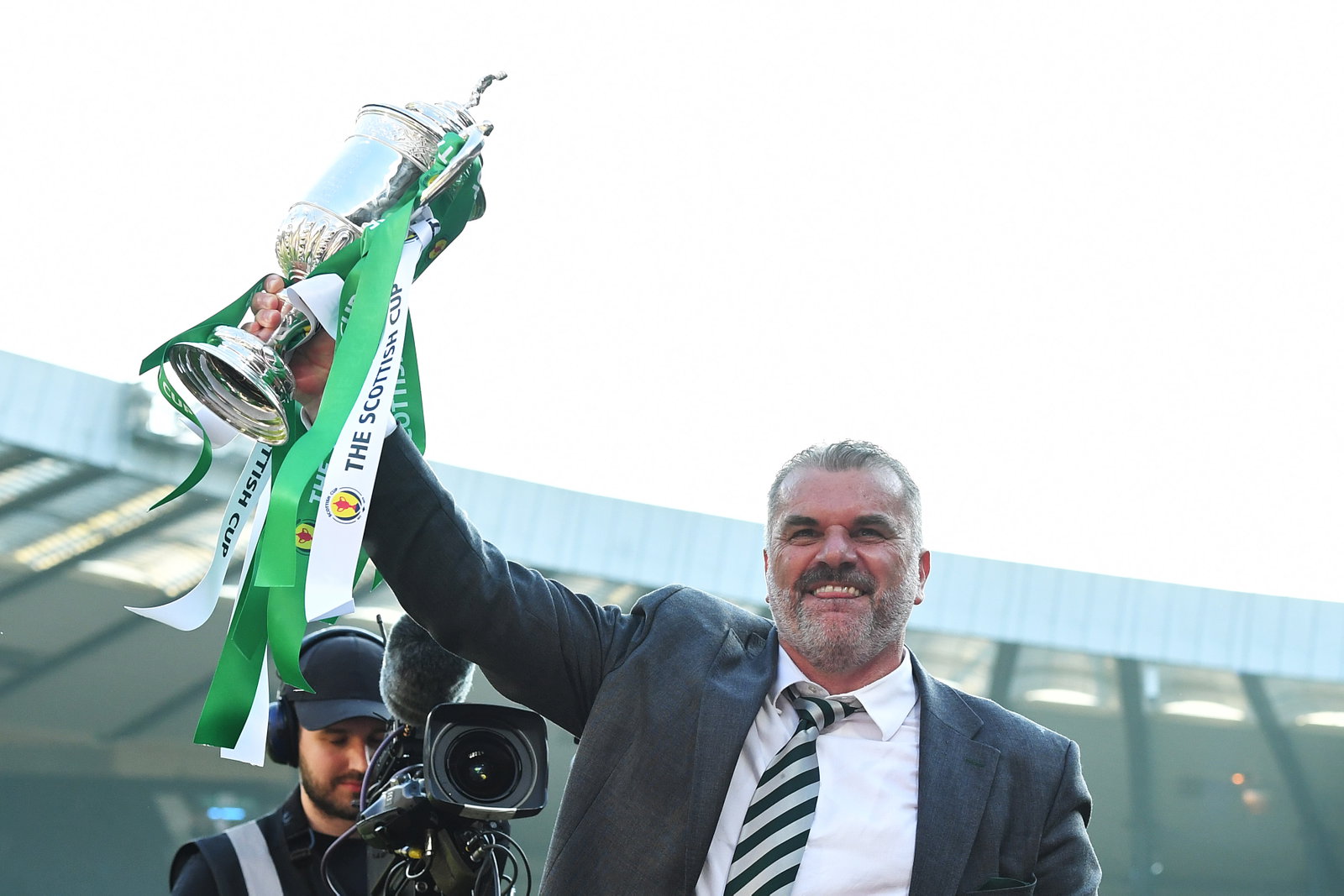 Ange Postecoglou, lifts the Scottish Cup