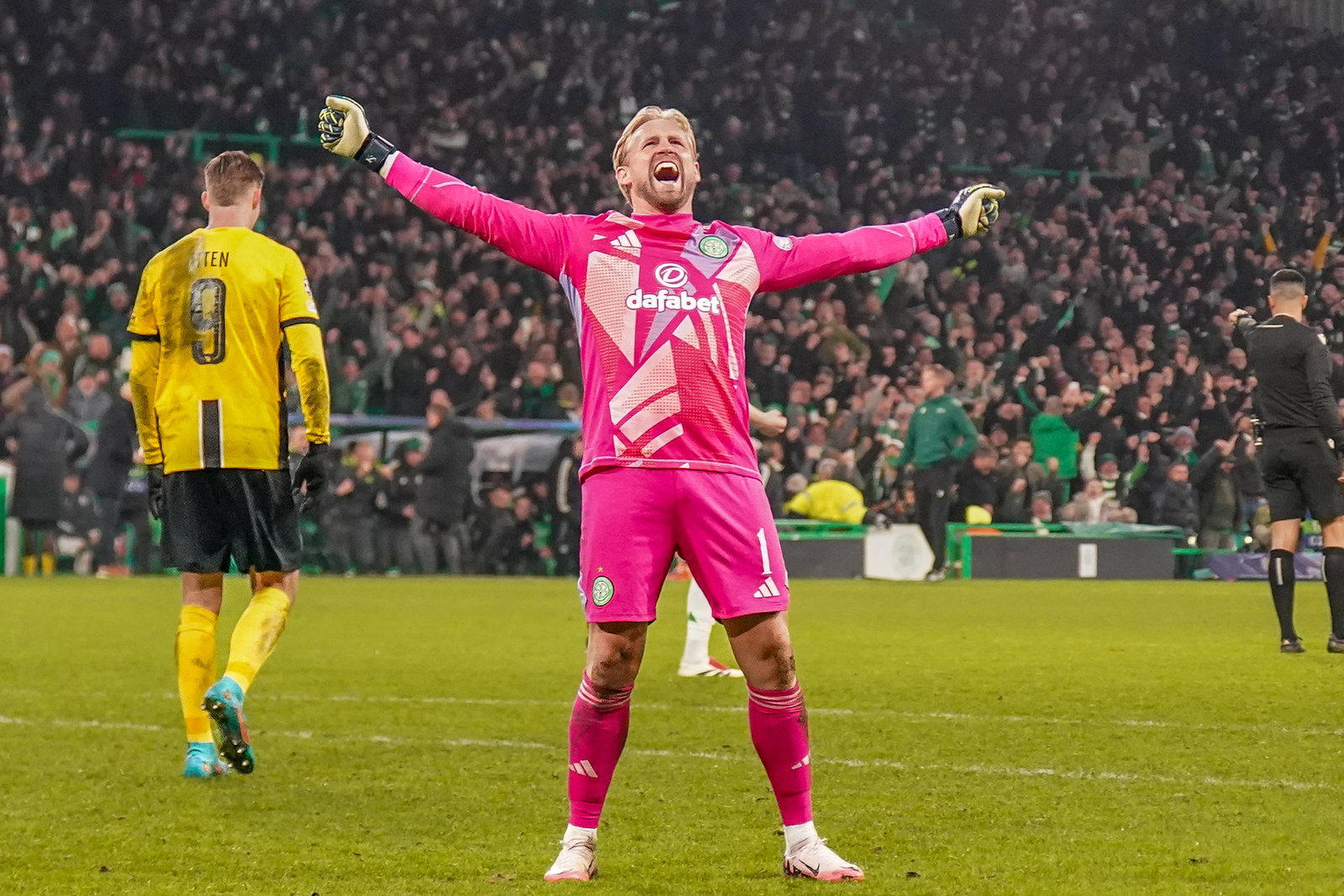 Kasper Schmeichel celebrates