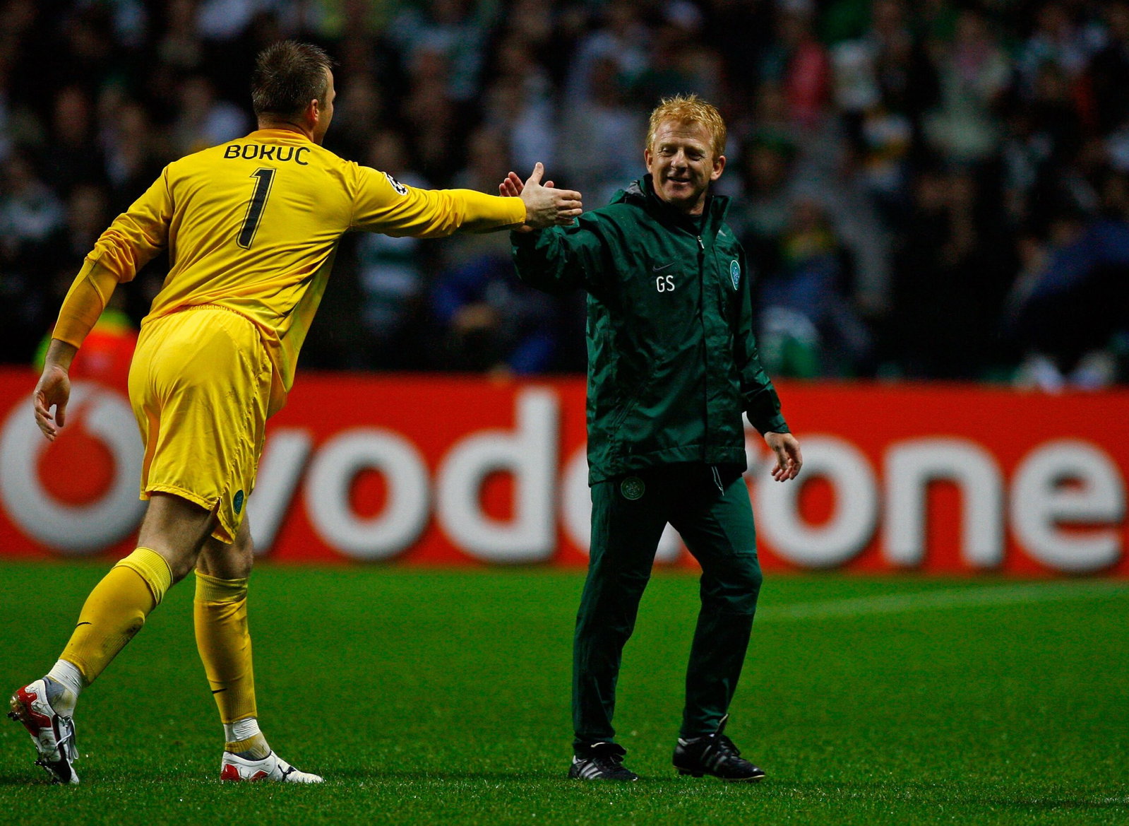 Arthur Boruc of Celtic shakes hand with Gordon Strachan