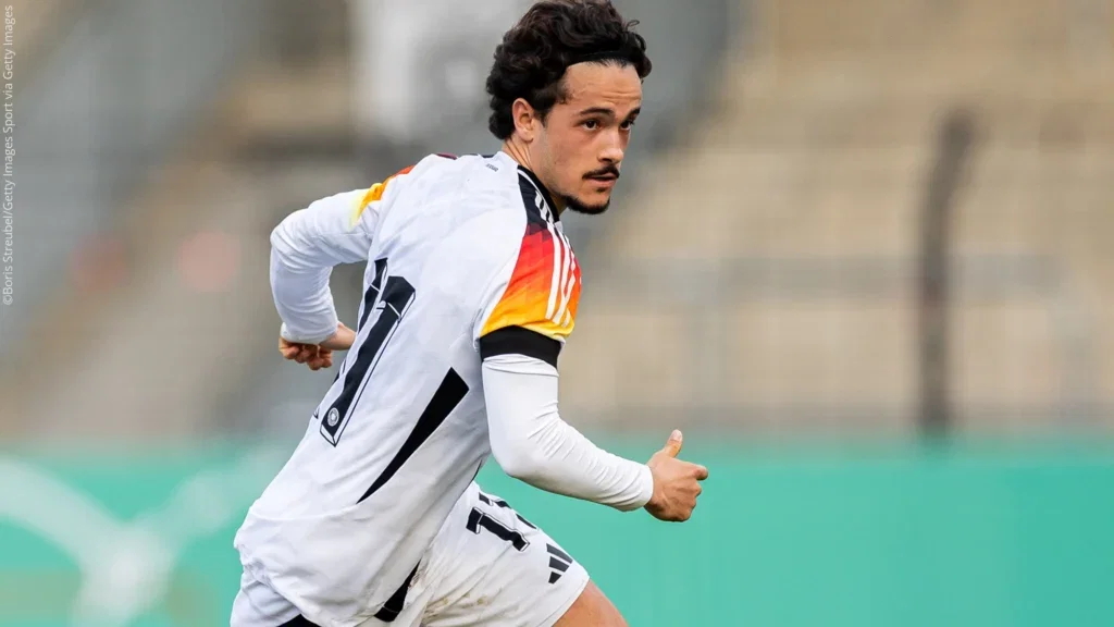 Derek Rae tells Celtic fans what to expect from Mika Baur
