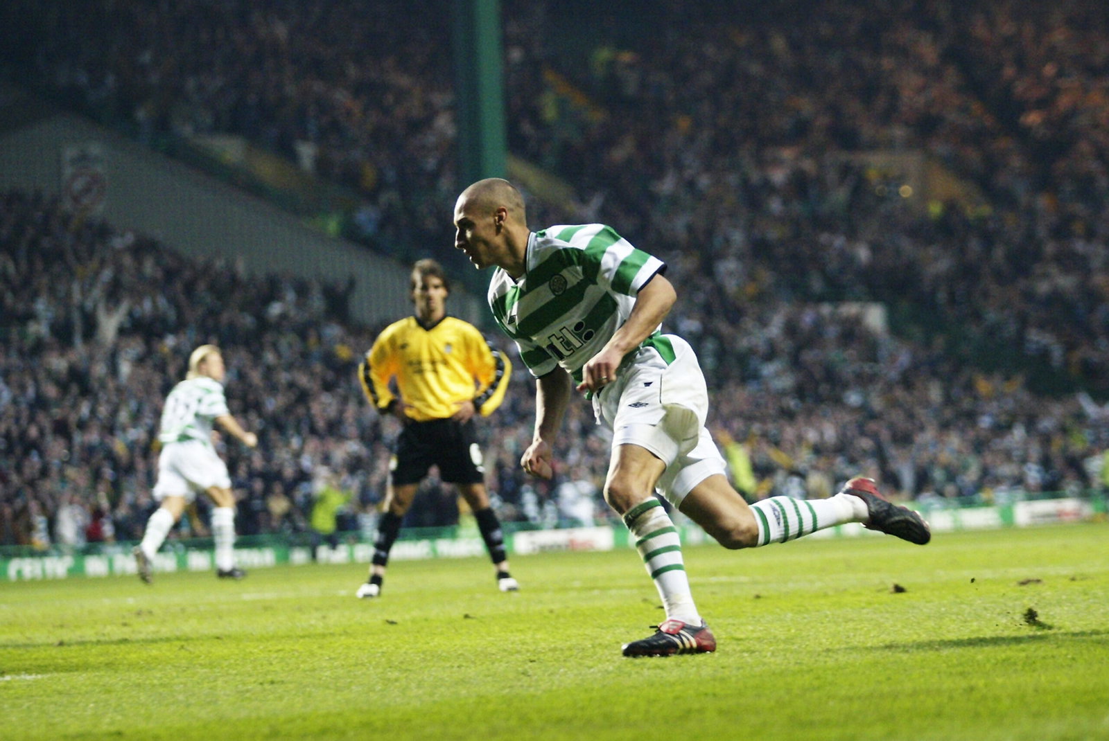 Henrik Larsson of Celtic celebrates