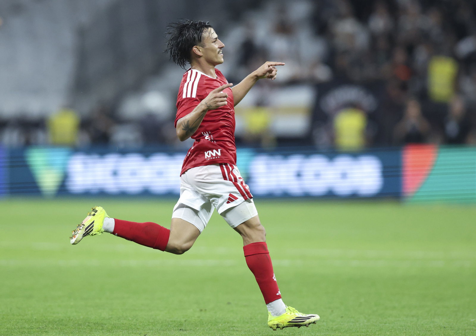 Alexandro Bernabei of Internacional celebrates