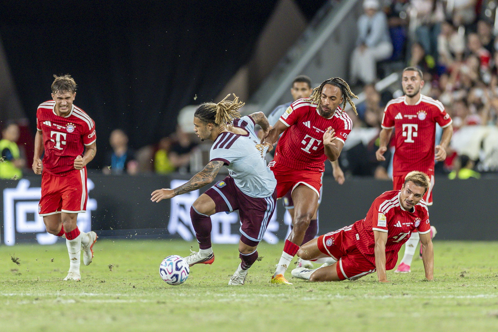 Sacha Boey of Bayern Munich 