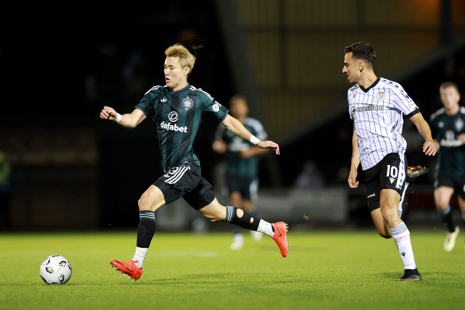 Yang Hyun-Jun of Celtic runs with the ball
