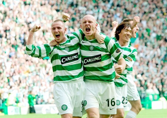 Kenny Miller and Thomas Gravesen celebrate